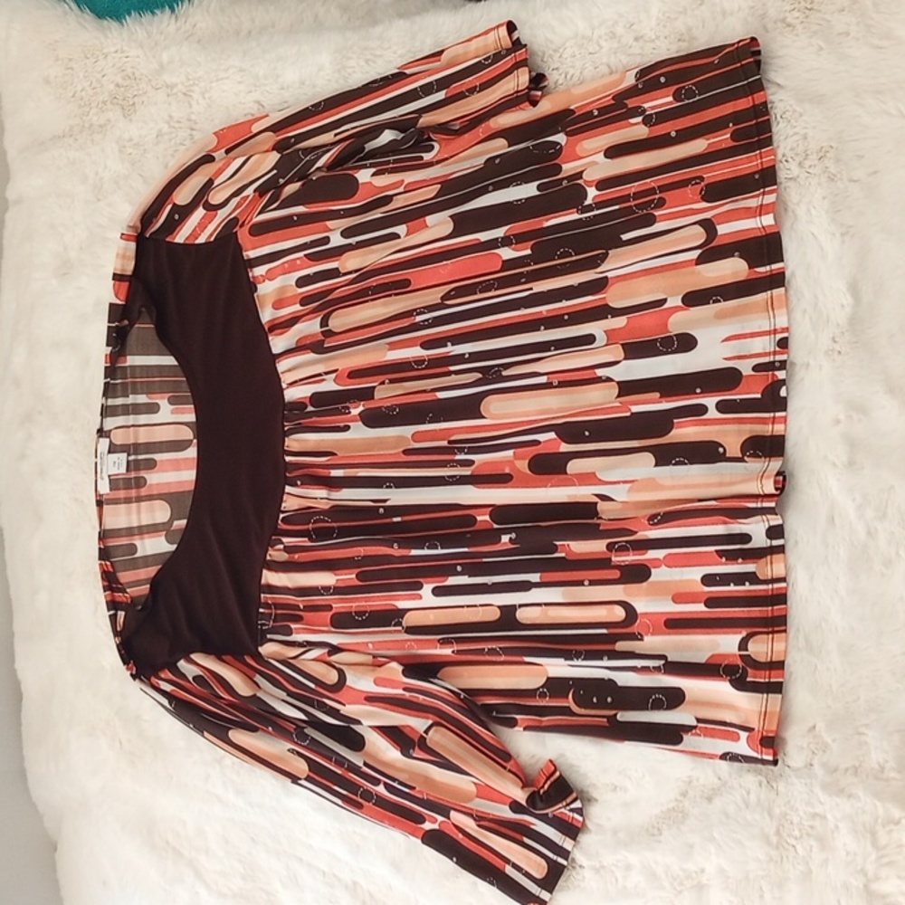 Dress Barn '70s geometric print of Brown, peach, orange and white knit top.